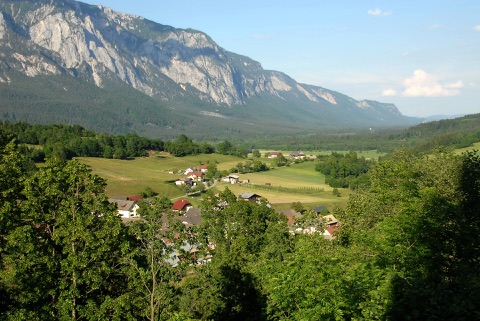 Die Schütt im unteren Gailtal unter den Felswänden der Dobratsch-Südflanke