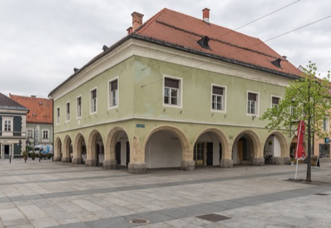 Altes Rathaus mit Arkaden am Hauptplatz von Völkermarkt