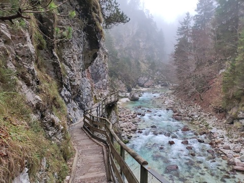Holzsteg an der Felswand über dem türkisgrünen Wasser der Slizza in der Schlucht bei Tarvis