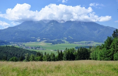 Die bewaldete Nordseite der Petzen über dem Jauntal im Sommer