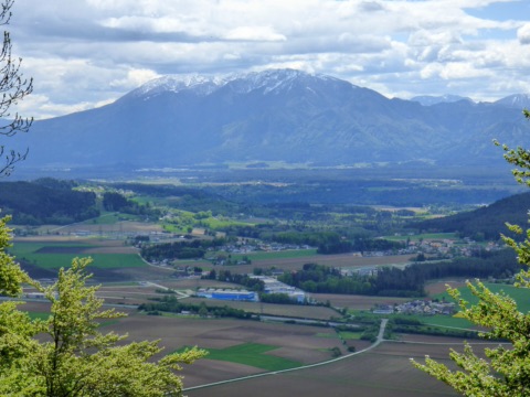 Blick über das Jauntal auf die Petzen