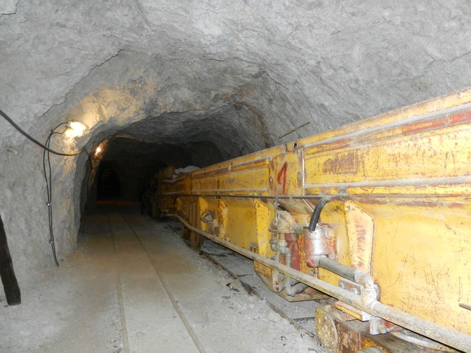 Stollen mit gelben Grubenwagen im ehemaligen Bergwerk Mežica unter der Petzen