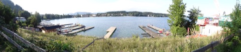 Panorama des Nordufers am Klopeiner See mit Promenade und Häusern am Wasser