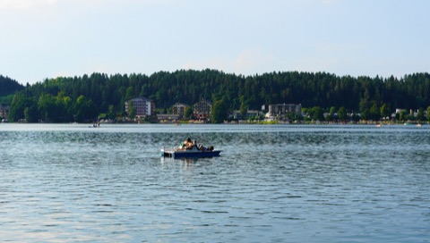 Blick von der Südpromenade in Unterburg über den Klopeiner See zum Nordufer