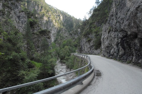 Schmale Straße mit Leitplanke durch die felsige Trögerner Klamm, daneben der Trögerner Bach