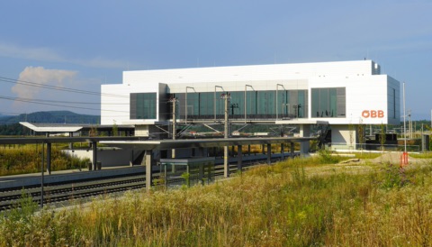 Der neue Bahnhof Kühnsdorf an der Koralmbahn mit Bahnsteigen und Überdachung