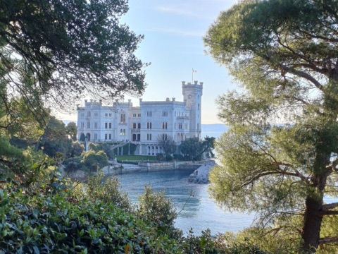 Das weiße Schloss Miramare auf einer Felsnase am Meer bei Triest