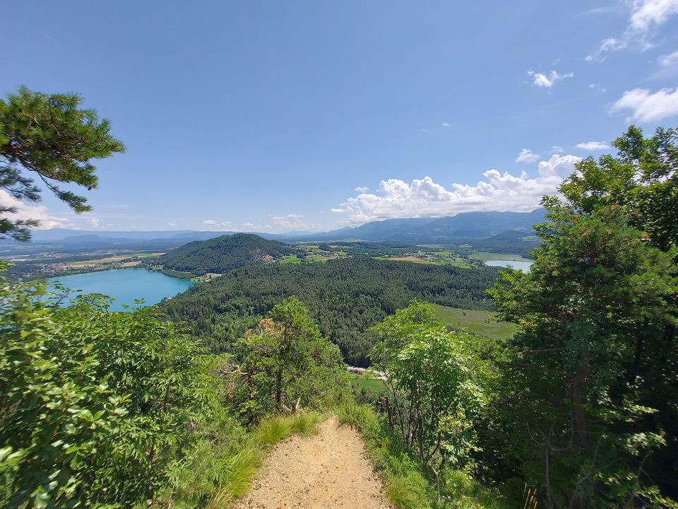 Weg am Kitzelberg mit Blick auf Klopeiner See und Turnersee unter blauem Himmel