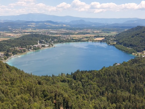 Blick von der Aussichtsplattform am Kitzelberg auf den Klopeiner See