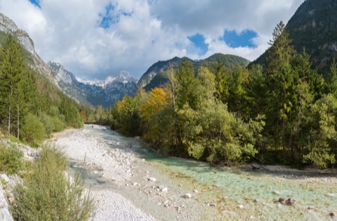 Türkisgrüne Soča im Trenta-Tal vor den Julischen Alpen