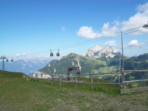Gondeln des Millennium-Express an der Madritsche mit Blick auf den Gartnerkofel im Sommer