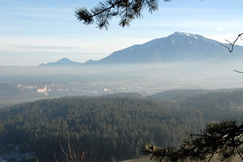 Das Petzenmassiv über Eberndorf im Jauntal, vom Georgiberg aus gesehen