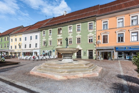 Der Schüsselbrunnen auf dem Hauptplatz von St. Veit an der Glan