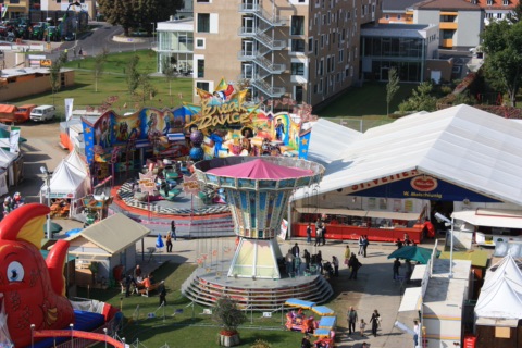 Fahrgeschäfte und Stände auf dem St. Veiter Wiesenmarkt