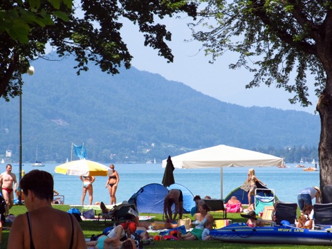 Sommertag auf der Liegewiese des Strandbads Klagenfurt mit Blick auf den Wörthersee