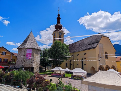 Piazza Unità in Tarvis mit der Pfarrkirche St. Peter und Paul und mittelalterlichem Turm