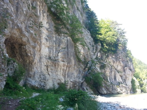 Felswand des Trobefelsens am Ufer der Vellach bei Bad Eisenkappel, Klettersteigbereich