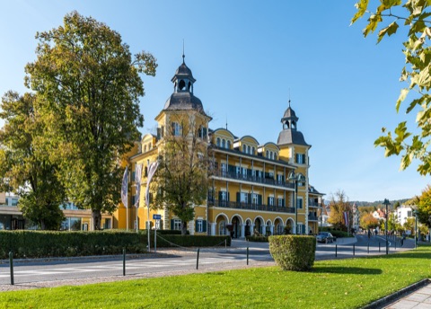 Schloss Velden am Seecorso vom Seeufer aus gesehen