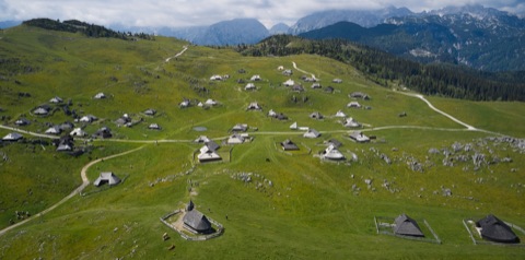 Hirtensiedlung auf der Velika planina mit der Kapelle Maria Schnee