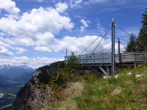 Aussichtsplattform Rote Wand an der Villacher Alpenstraße über der Felswand des Dobratsch
