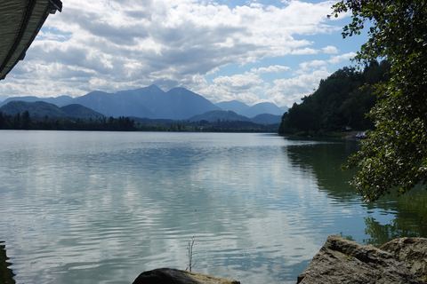 Völkermarkter Stausee mit Wolken und Bergkulisse, Blick unter der Brücke