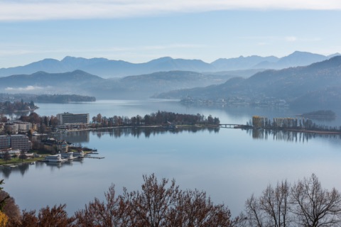 Blick von der Gloriette über Pörtschach auf den Wörthersee und Maria Wörth