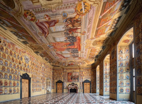 Großer Wappensaal im Landhaus Klagenfurt mit bemalten Wappen an den Wänden, Deckenfresko und Marmorboden