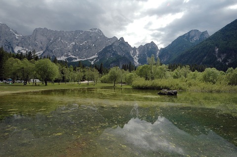 Oberer Weißenfelser See mit dem Mangart im Hintergrund