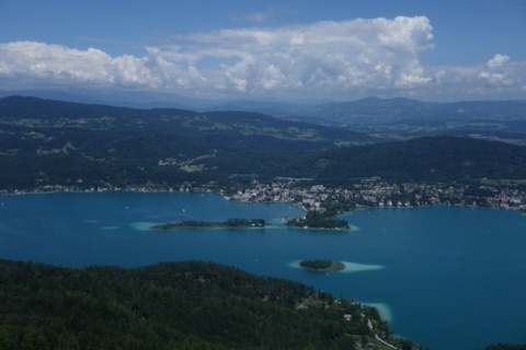 Blick vom Pyramidenkogel auf den Wörthersee mit seinen kleinen Inseln