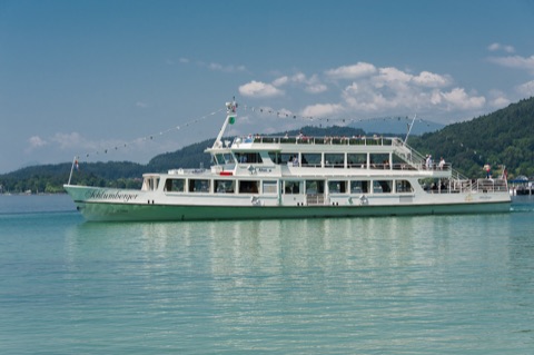 Das Schiff MS Kärnten in der Ostbucht des Wörthersees am Friedelstrand in Klagenfurt