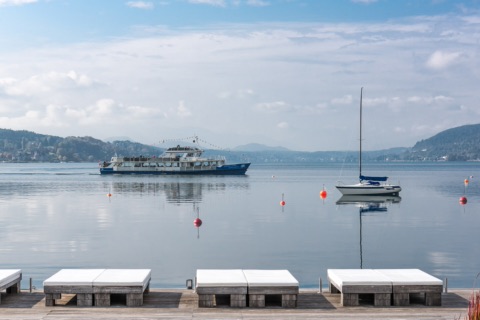 Das Passagierschiff MS Klagenfurt auf dem Wörthersee vor der Johannes-Brahms-Promenade in Pörtschach