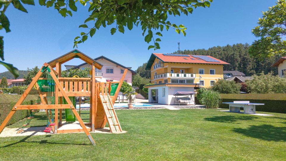Spielturm, Tischtennistisch und Pool im weitläufigen Garten