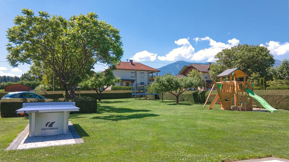 Weitläufiger Garten mit Tischtennis, Spielturm und Bergblick