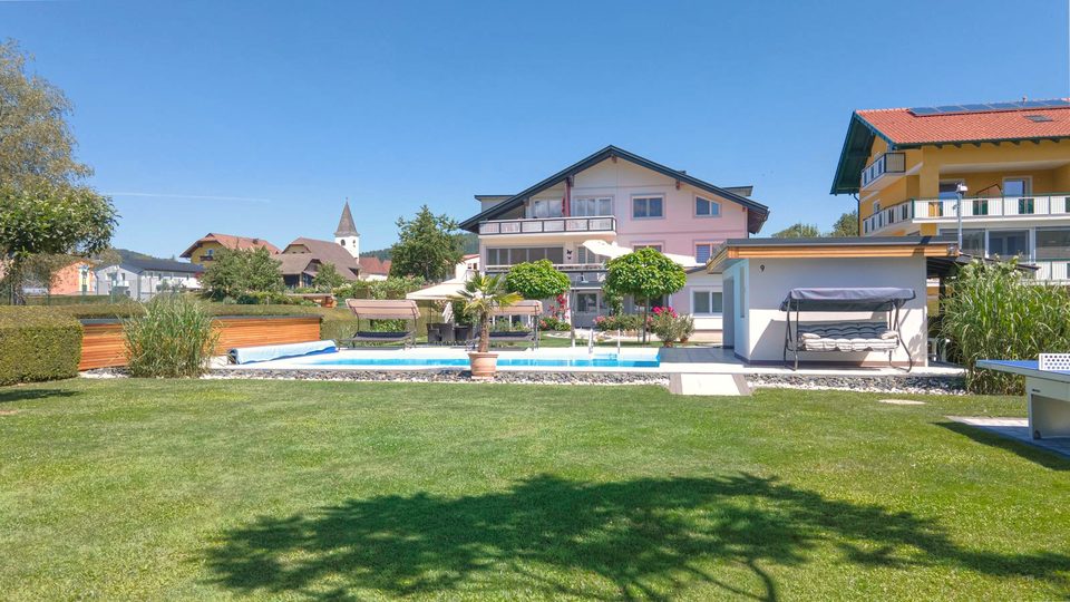 Große Liegewiese mit Pool und Haus im Hintergrund