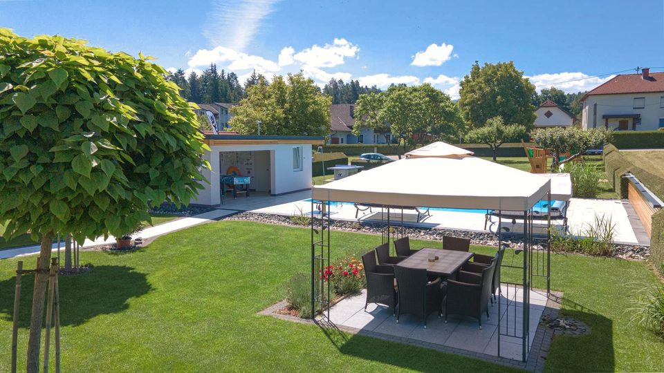 Pavillon mit Gartenmöbeln zum Grillen und gemütlichen Beisammensein