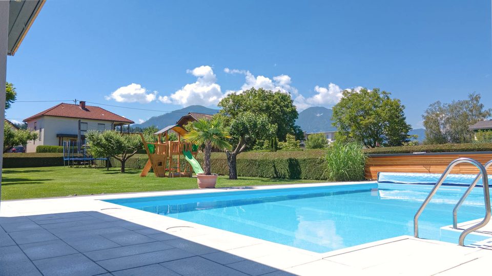 Pool und große Spielwiese mit Blick auf die Berge Südkärntens