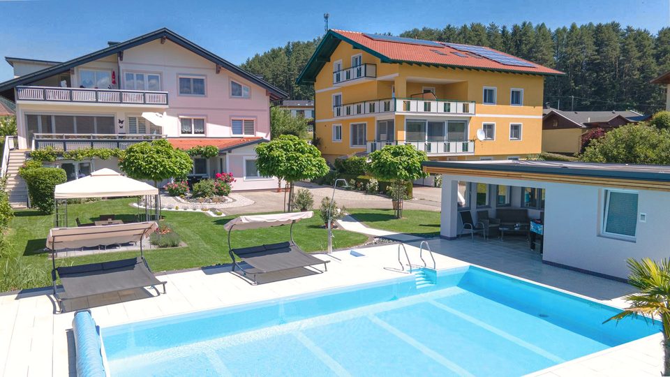 Pool mit Doppelliegen, Pavillon und Badehütte