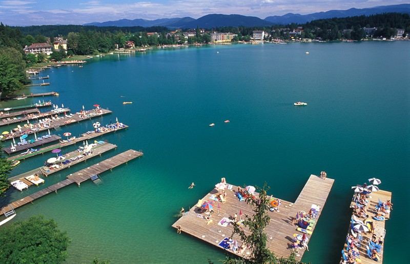 Der türkisblaue Klopeiner See aus der Luft mit Badestegen