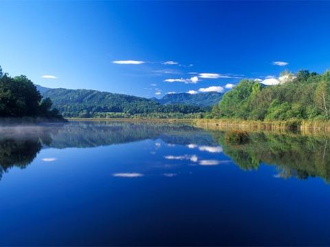 Sablatnig-Moor mit spiegelglatter Wasserfläche