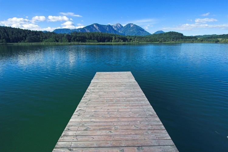 Holzsteg am Turnersee mit Blick auf die Karawanken
