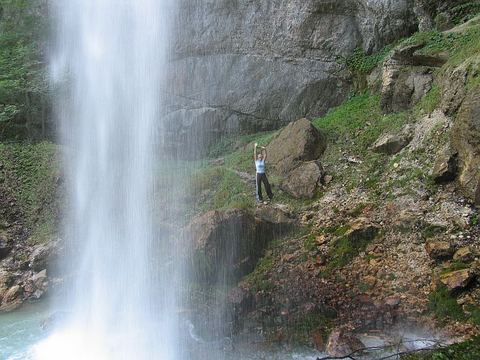 Der Wildensteiner Wasserfall stürzt über eine Felswand