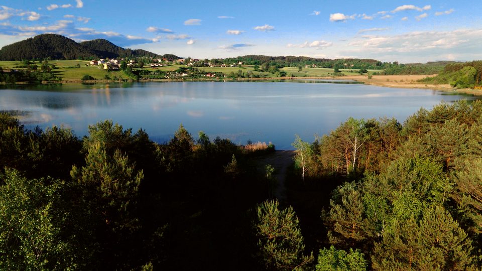 Drohnenblick über den Turnersee mit Hügeln und Dörfern im Hintergrund