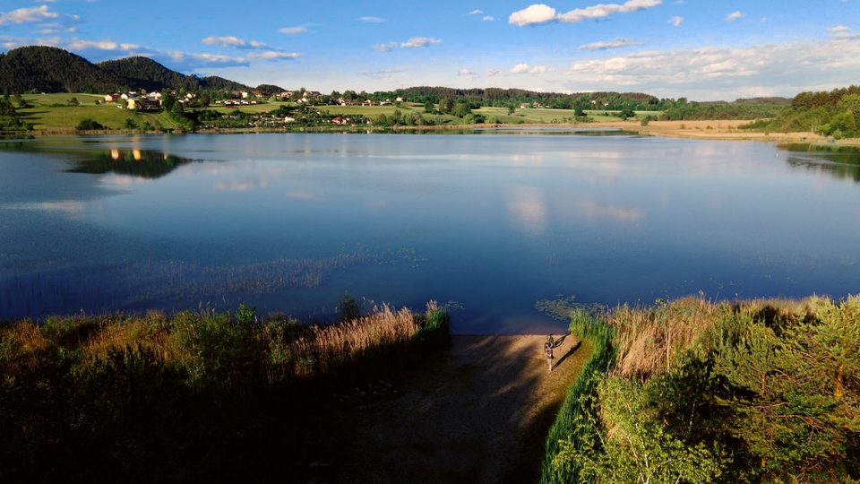 Blauer Badesee mit Schilfufer aus der Luft, Turnersee-Gebiet