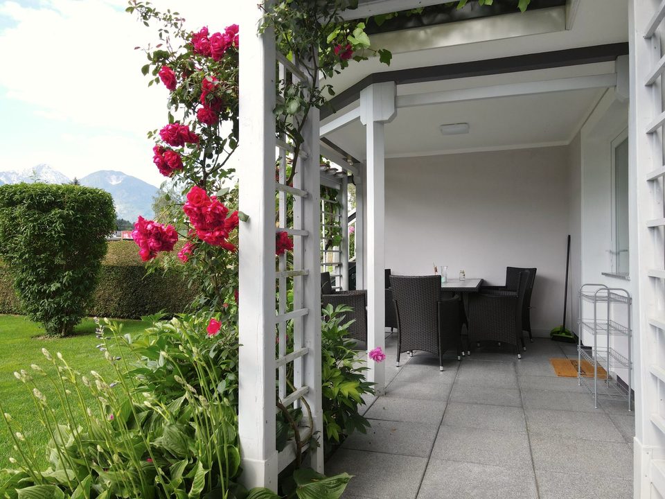 Terrassenecke hinter dem Rosenbogen, Blick auf Wiese und Berge