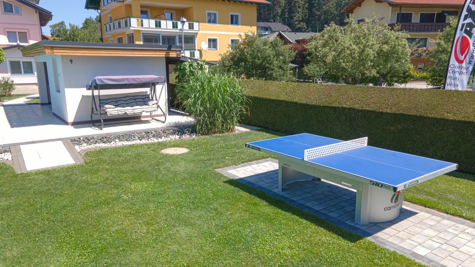 Outdoor-Tischtennistisch auf der Wiese neben der Badehütte