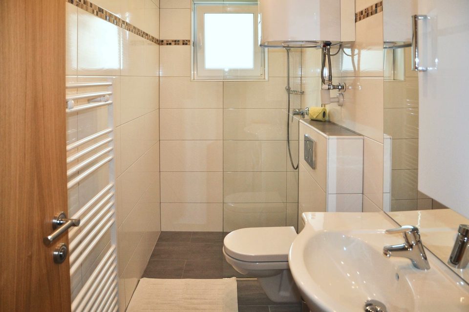 Bad mit Dusche, Waschbecken, WC und Fenster