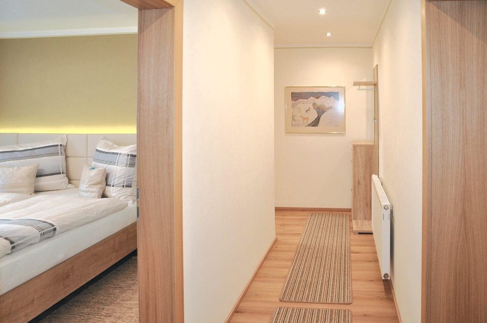 Blick vom Doppelzimmer in den Vorraum