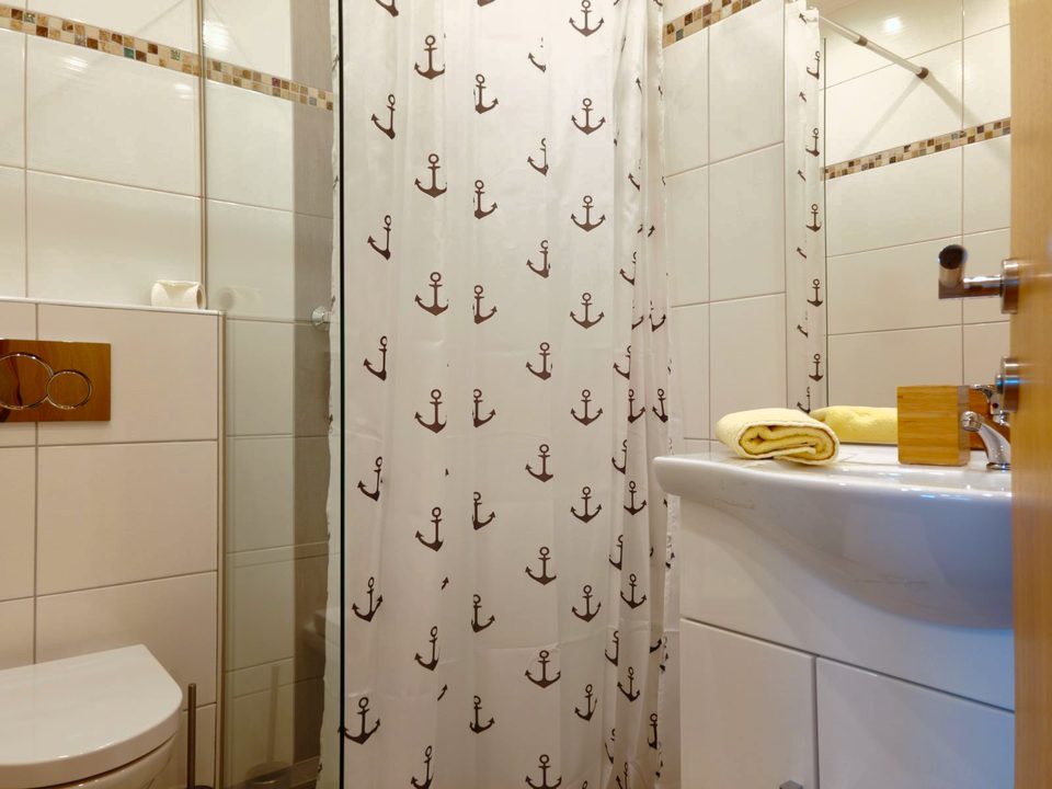 Bad 1 (beim Doppelzimmer): Dusche, Waschtisch und WC