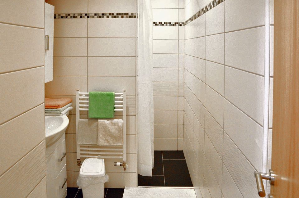 Bad 2 (beim Dreibettzimmer): Dusche, Waschbecken, WC und Handtuchheizkörper
