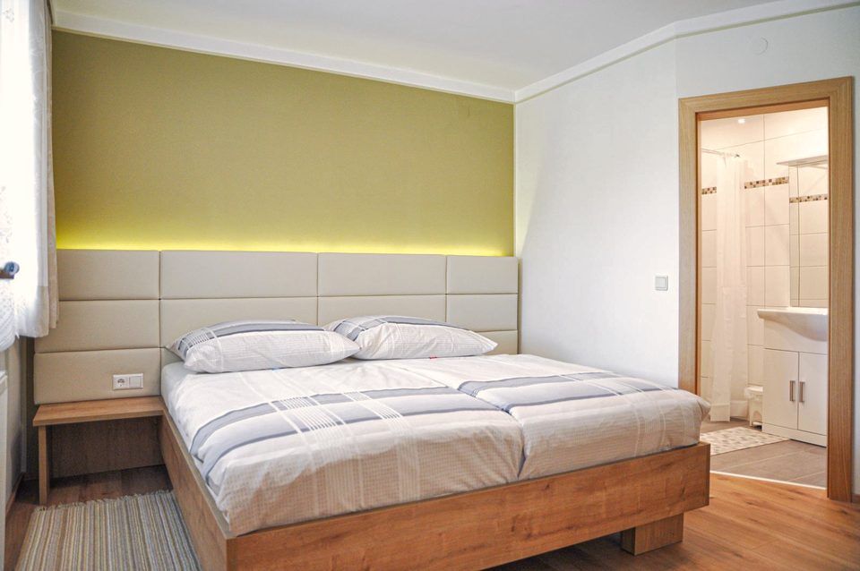 Doppelzimmer mit Lichtleiste und eigenem Bad direkt vom Zimmer aus